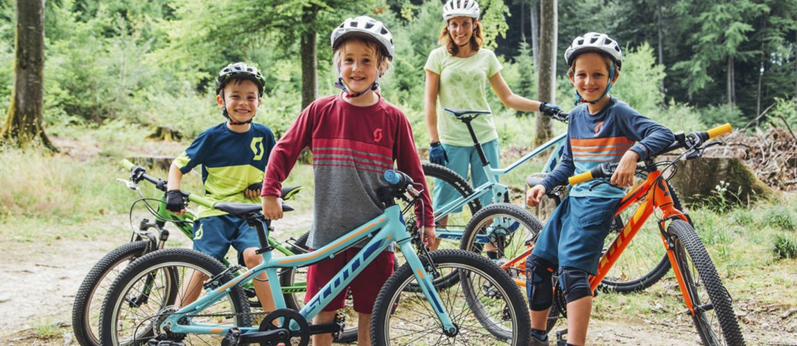 Kinder mit Fahrrädern im Wald (Scott)